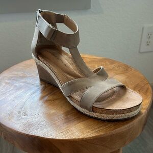 Adrienne Vittadini Women's Tan Sandals